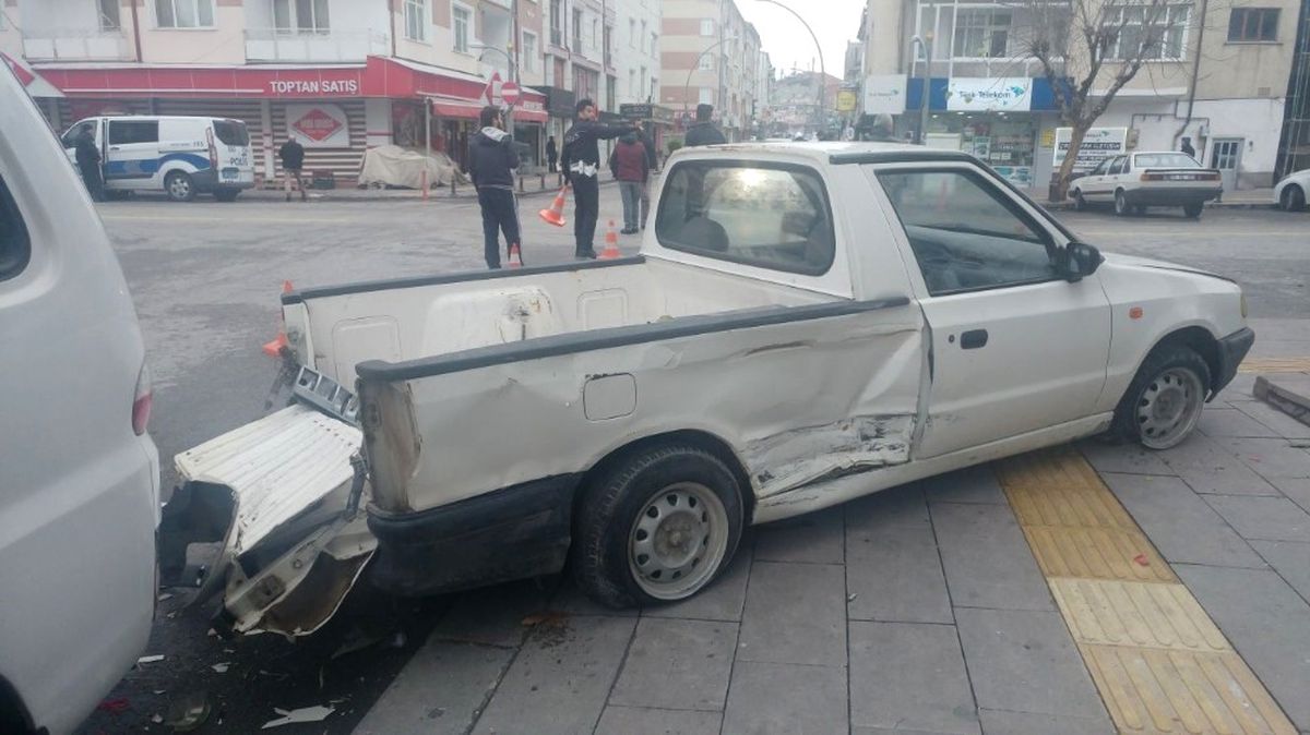Karaman\'da Okul Servisi ile Kamyonet Çarpıştı