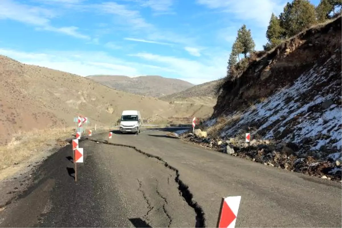 Karayolu Trafiğine Heyelan Engeli