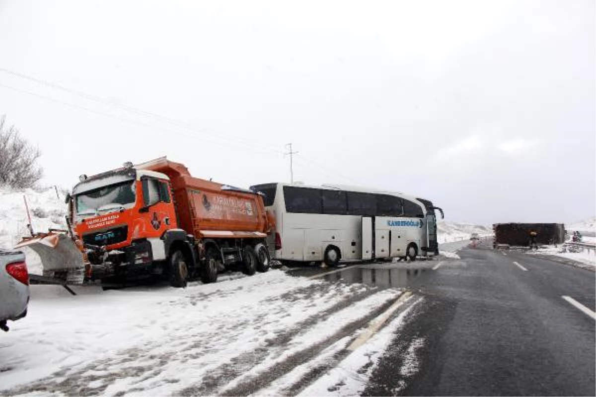 Karla Mücadele Aracı, Otobüs ve Minibüsle Çarpıştı: 6 Yaralı