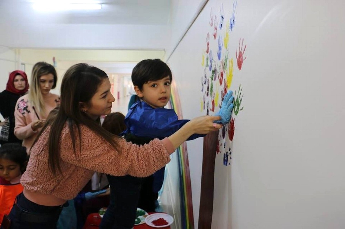 Minik Öğrenciler Okulu Boyamaya Yardım Etti