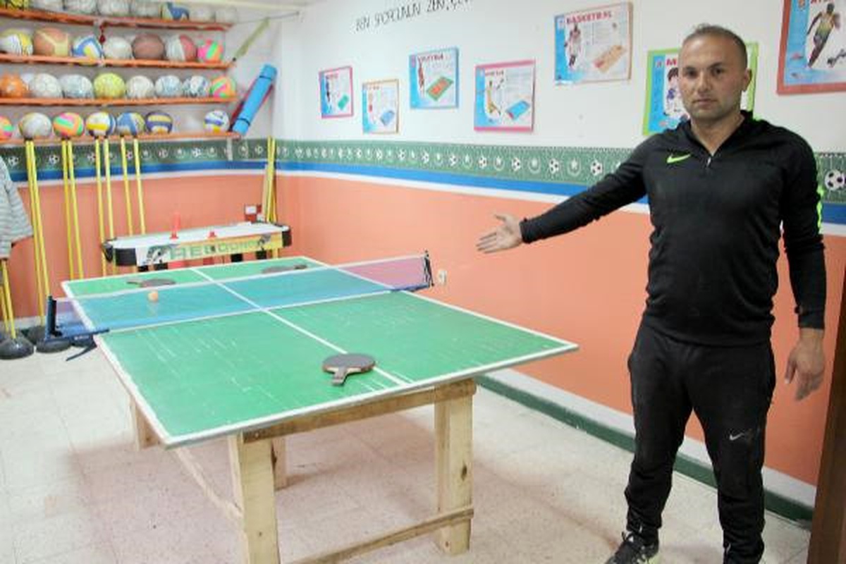 Okul Tahtalarını Öğrencileri İçin Spor Aletlerine Dönüştürdü