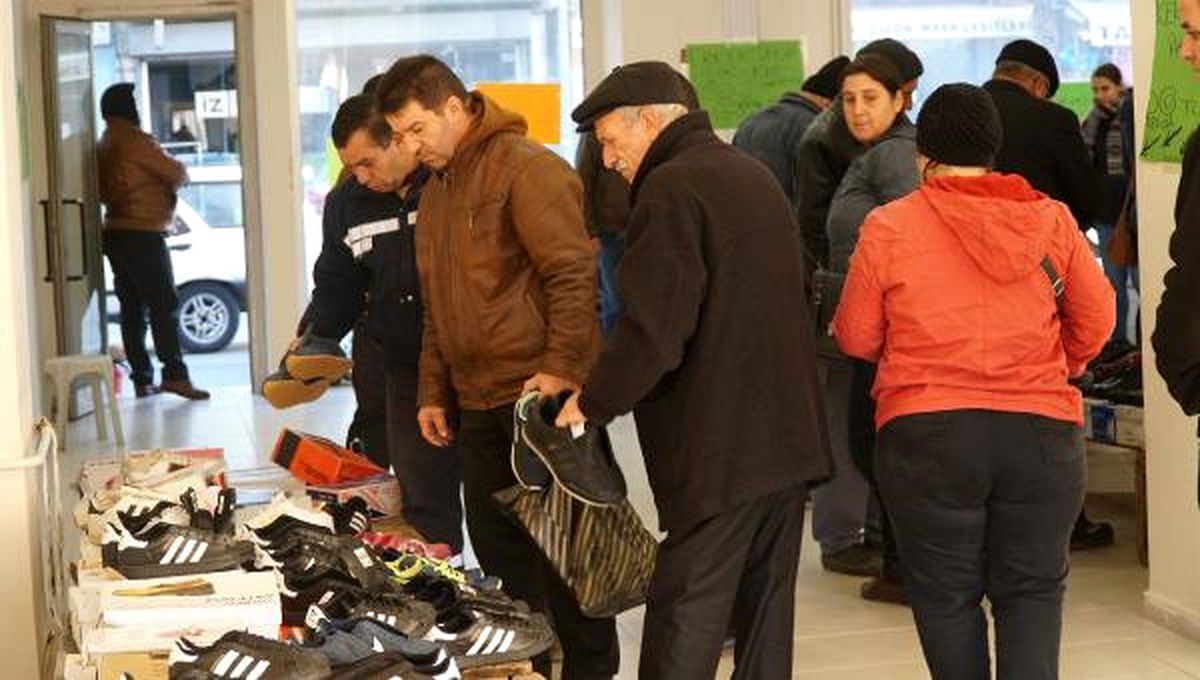 Ölen Esnaf Arkadaşlarının Borcu İçin 300 Çift Ayakkabıyı Kampanyayla Sattılar