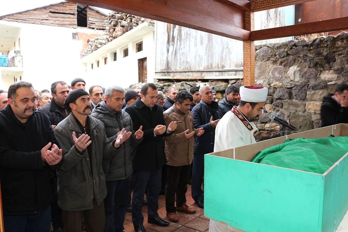 Olurlu Yalçın Öğretmen\'in Ani Ölümü İlçeyi Yasa Boğdu