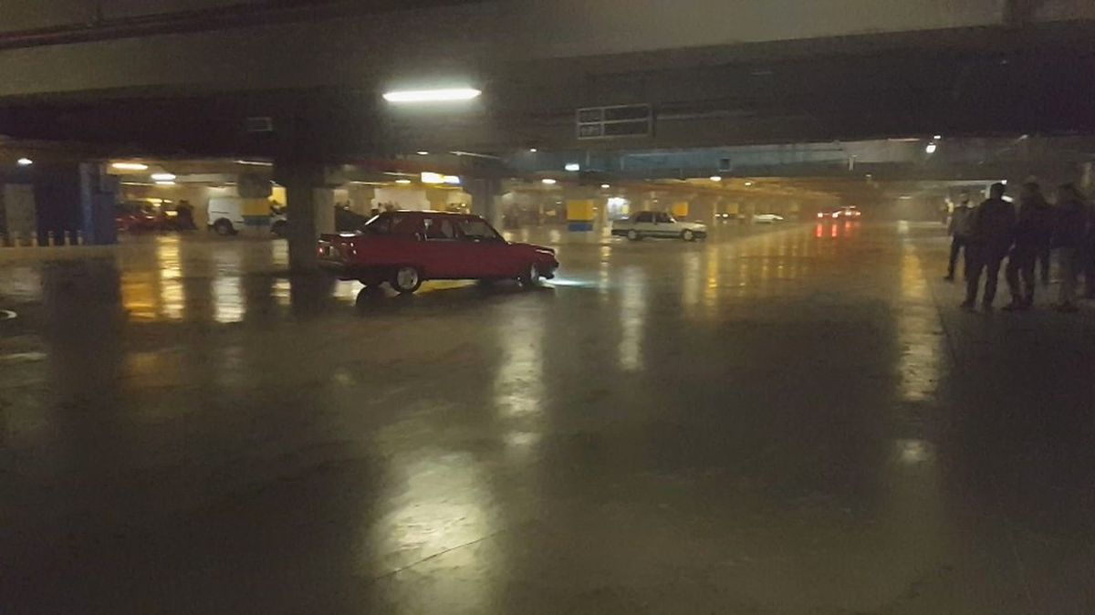 Bayrampaşa\'da Trafik Magandaları Bu Kez Halka Açık Otoparkta Sahneye Çıktı