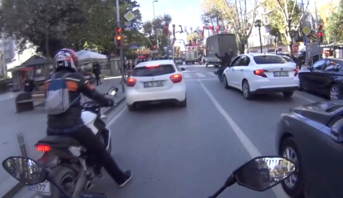 İstanbul\'da Motosikletlilerin Ölümden Kıl Payı Kurtuluşları