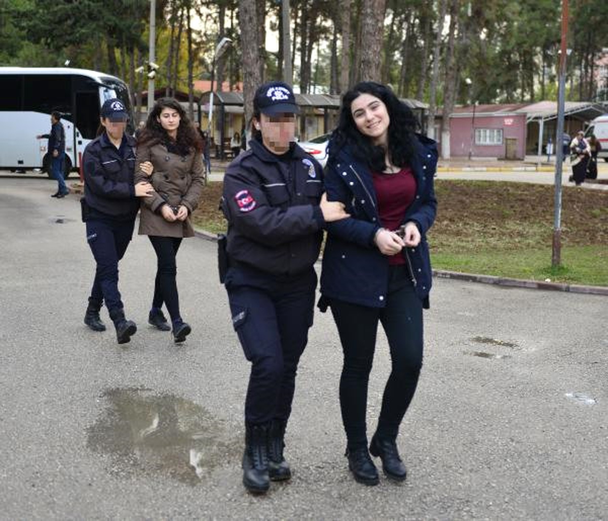 PKK Bombacılarına Yardım ve Yataklık Eden 13\'ü Kadın 32 Kişi Yakalandı