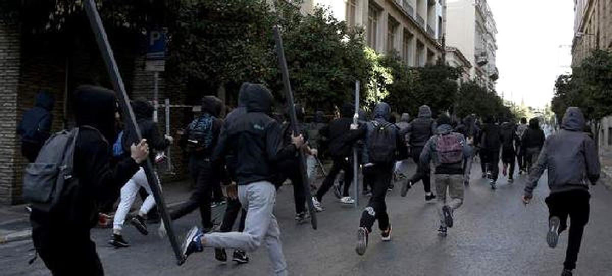 Protesto Gösterilerinde Atina Sokakları Savaş Alanına Döndü