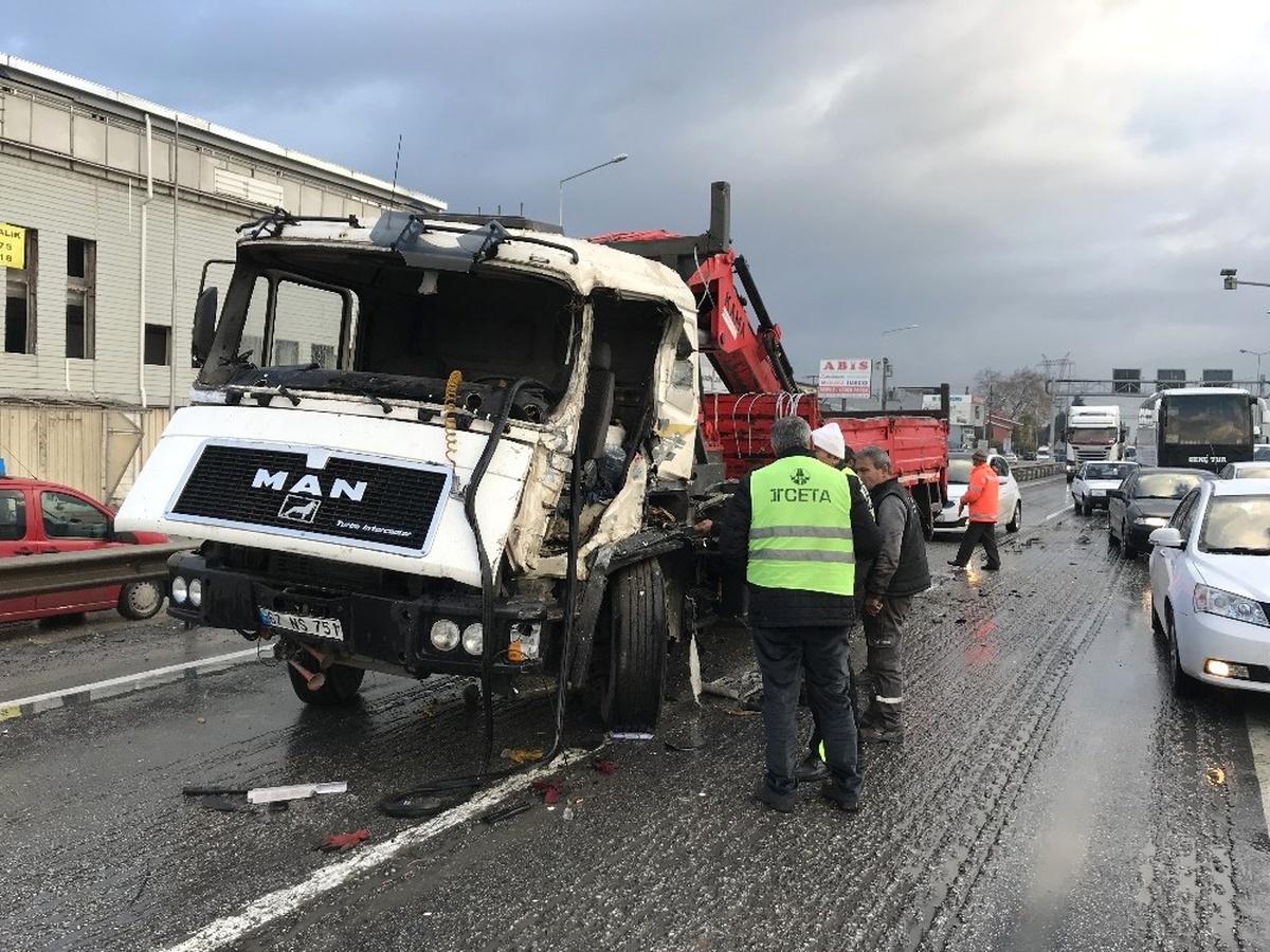 Sakarya\'da Zincirleme Trafik Kazası: 1 Yaralı