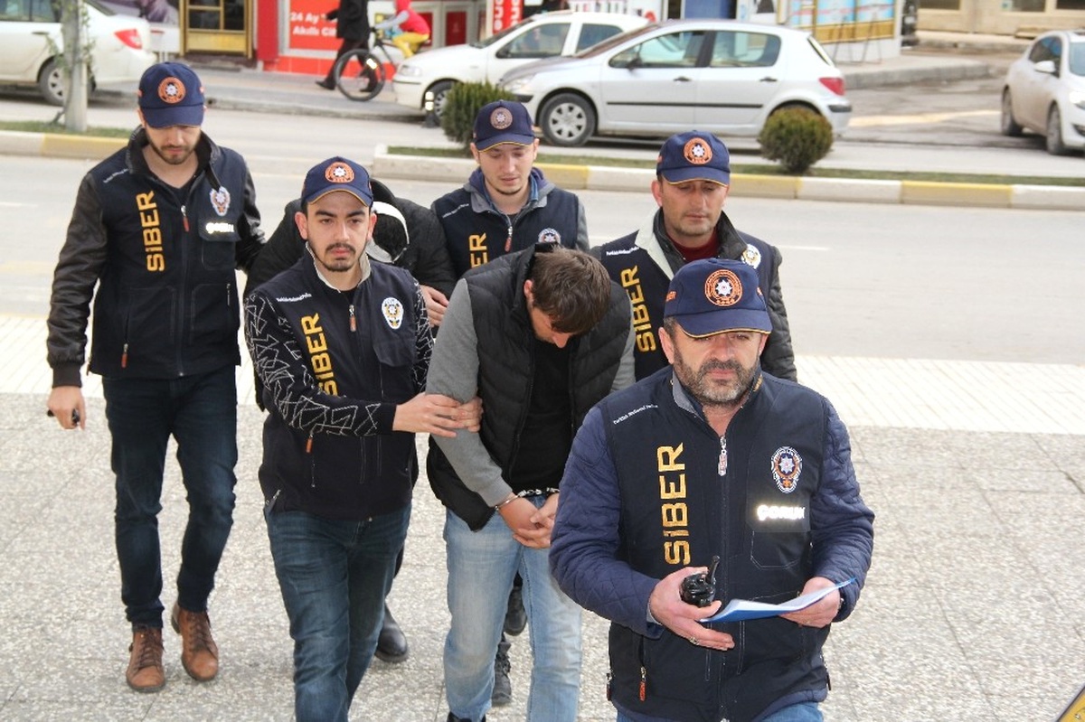 Siber Polisten Kredi Kartı Dolandırıcılarına Suçüstü