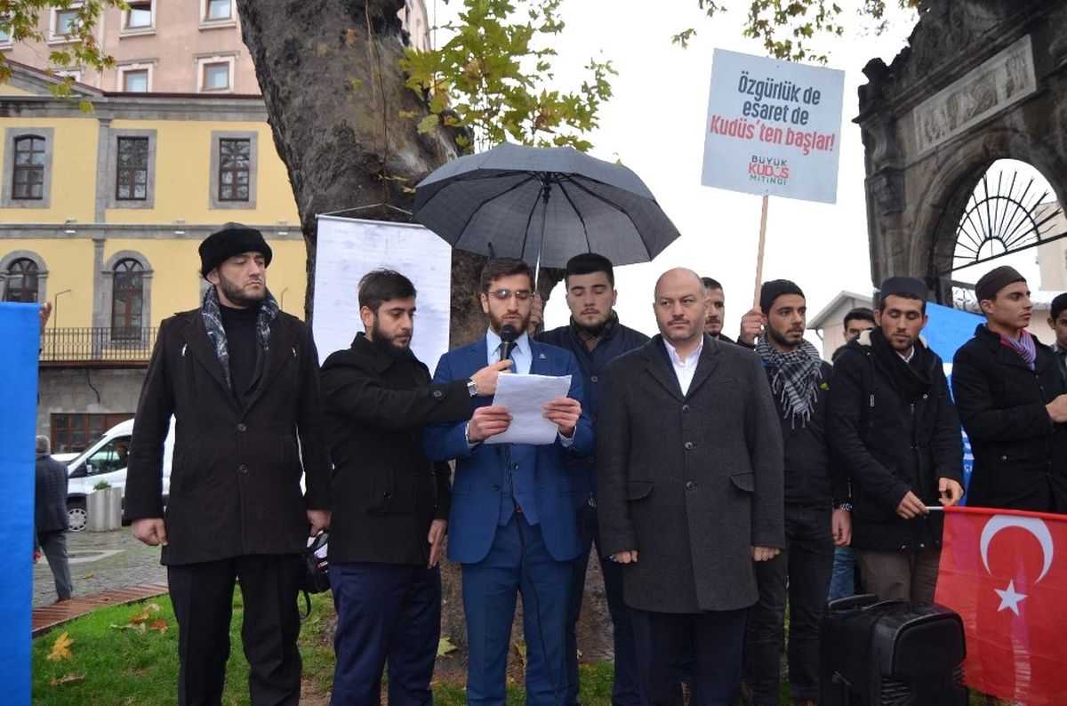 Trabzon\'da Yağmur Altında "Kudüs" Protestosu
