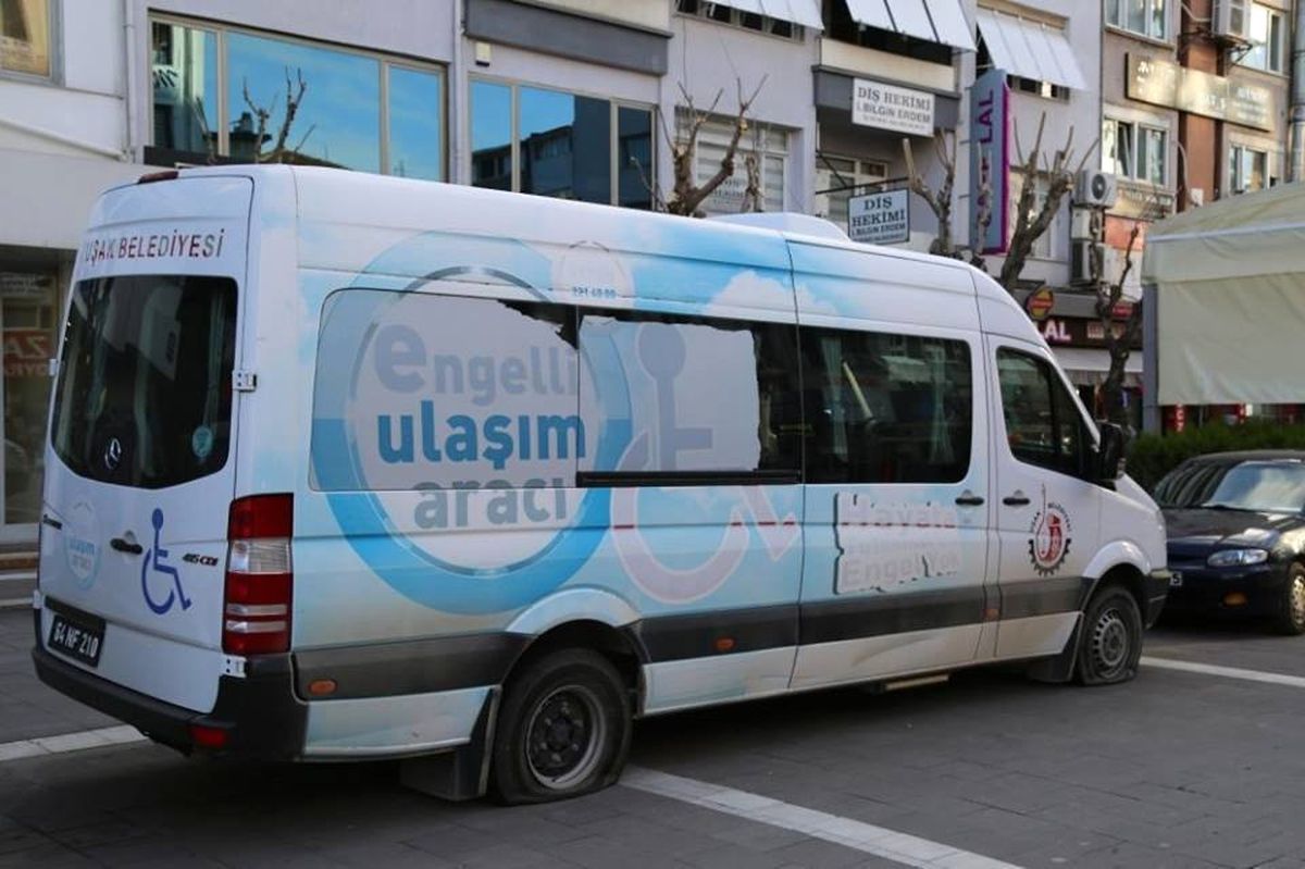 Uşak Belediyesi\'ne Ait Araçların Lastikleri Kesildi