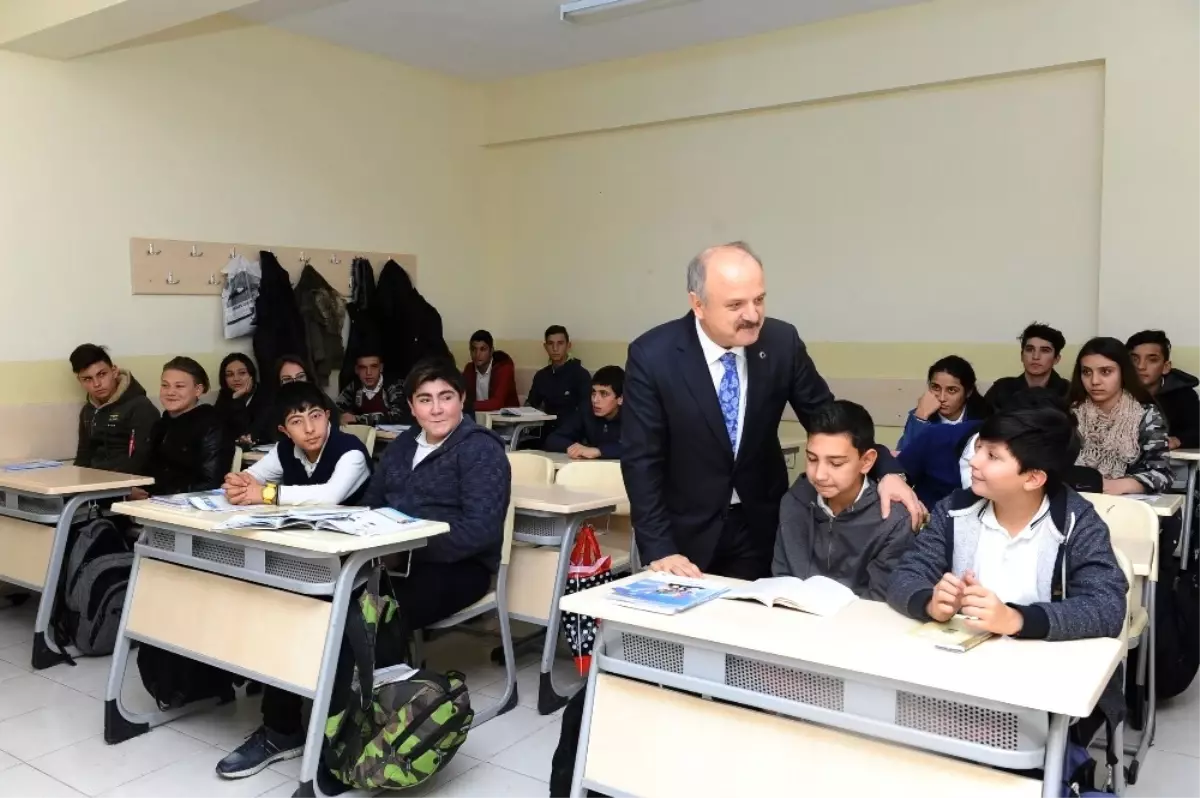 Vali Çakacak Şehit İlker Karter Mesleki ve Teknik Anadolu Lisesi\'ni Ziyaret Etti