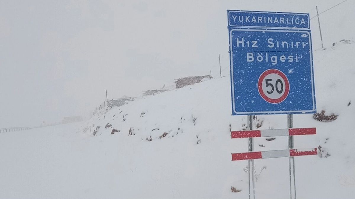 Van-Bahçesaray Yolu Ulaşıma Kapandı