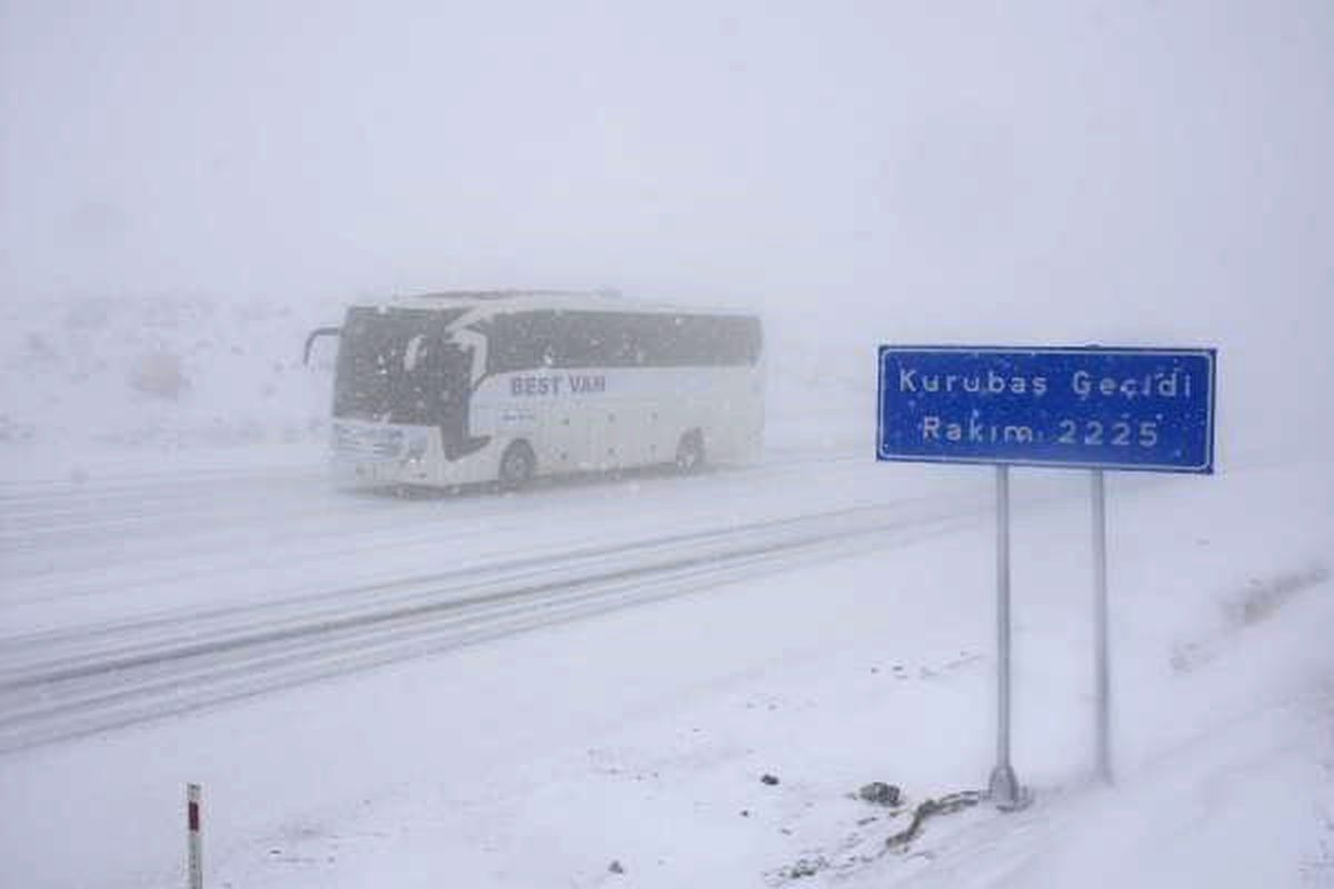 Van\'ın Kurubaş Geçidi\'nde Kar Çilesi