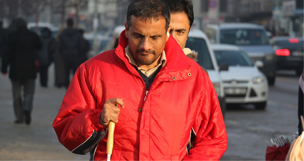 Erzurum\'da Tacizci Sanılan Görme Engelli Gence Cadde Ortasında Tekme Tokat Dayak Attılar