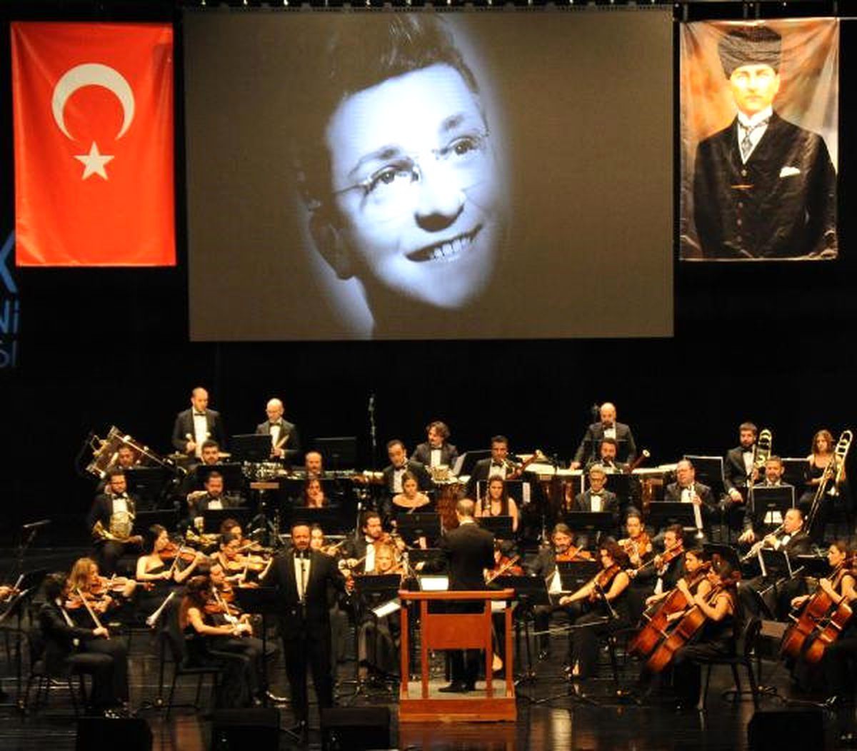 Zeki Müren\'in Şarkılarına Hayat Verdi