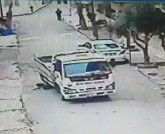 İzmir'in Konak ilçesinde sokakta oynarken geri manevra yapan kamyonetin altında kalan 9 yaşındaki Muhammet Ali Yurteli, ölümden döndü. Çocuğun kamyonetin altında kaldığı anlar ise güvenlik kameralarınca görüntülendi. ile ilgili görsel sonucu