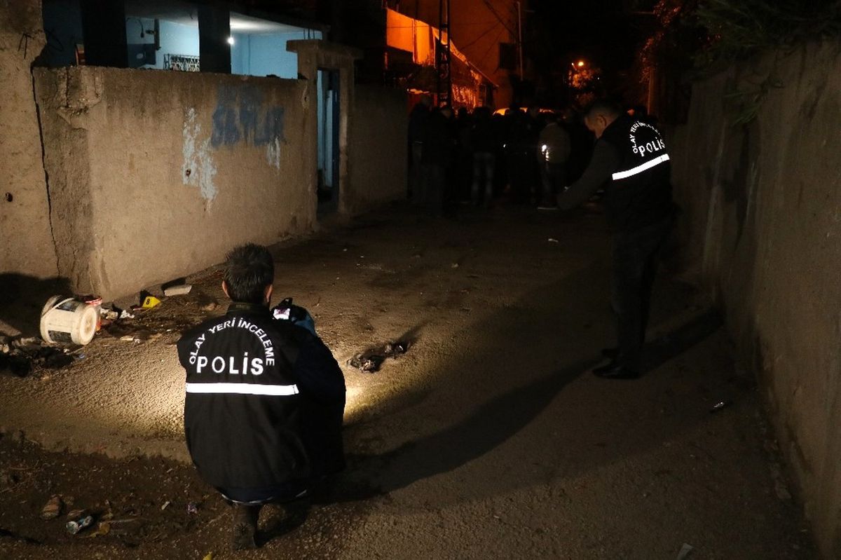 Adana\'da Bir Kişi Evinin Avlusunda Uğradığı Silahlı Saldırıda Hayatını Kaybetti