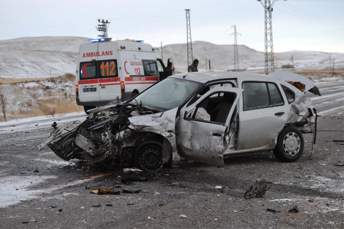 Ahlat\'ta Trafik Kazası: 1 Ölü, 2 Yaralı