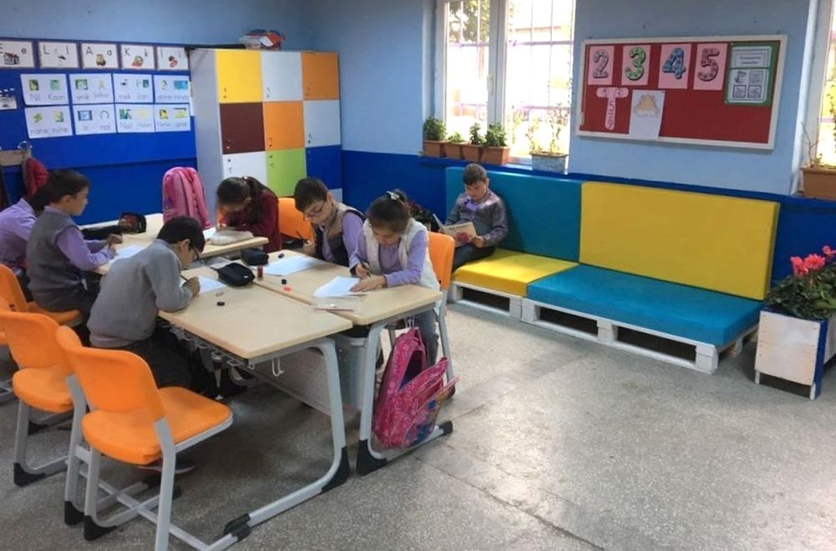 Atıl Paletlerden Okullarına Kitap Okuma Köşesi Yaptılar