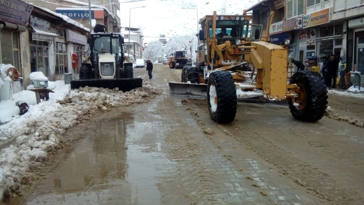 Bahçesaray\'da Kar Temizleme Çalışması