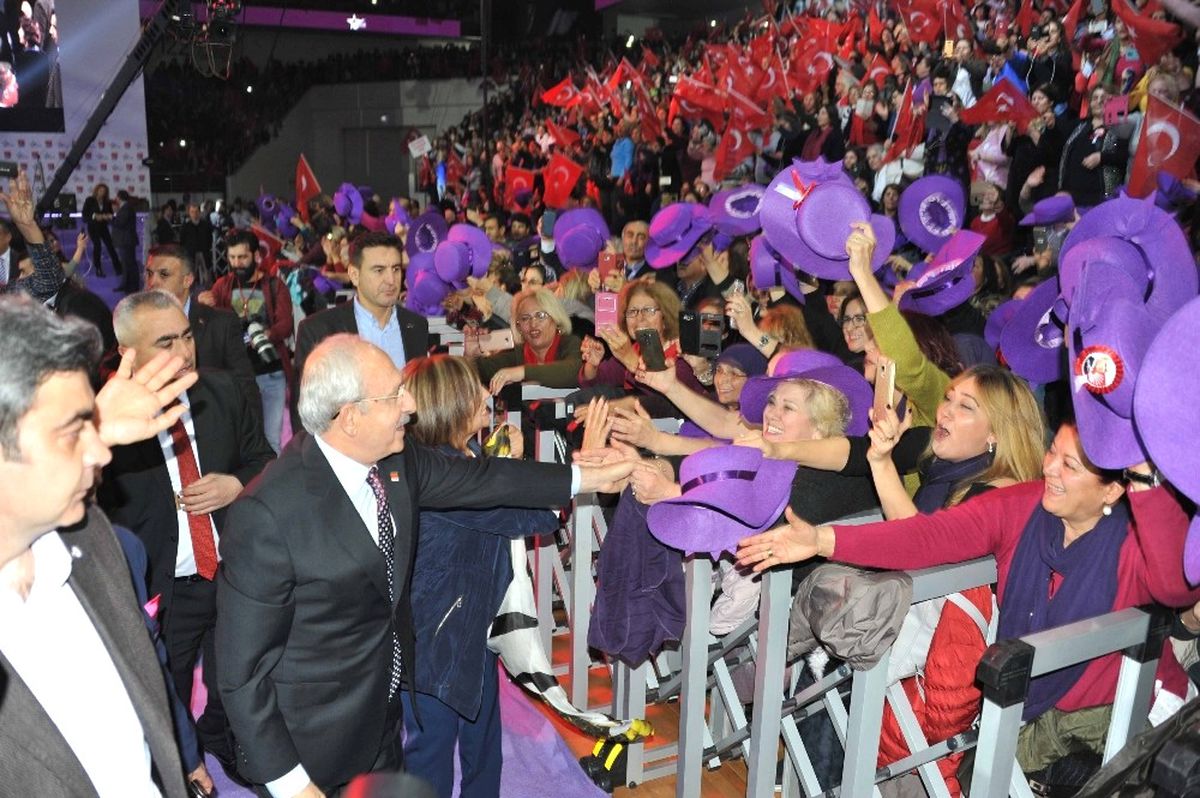 Balçova\'nın Mor Şapkalı Kadınları Dikkat Çekti