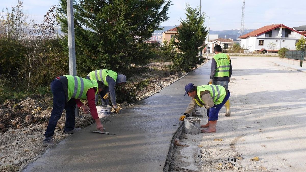 Başiskele\'de Yayalar İçin Kaldırım Yapılıyor