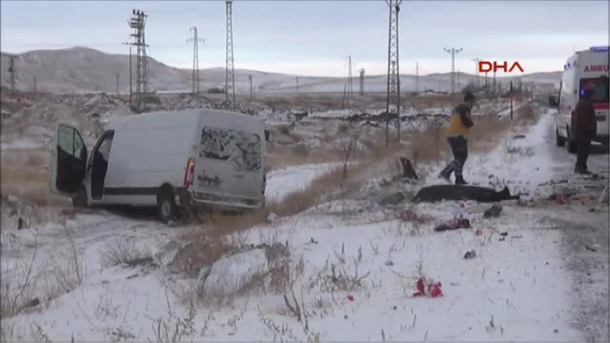 Bitlis Ahlat\'ta Minibüs ile Otomobil Çarpıştı 1 Ölü, 2 Yaralı