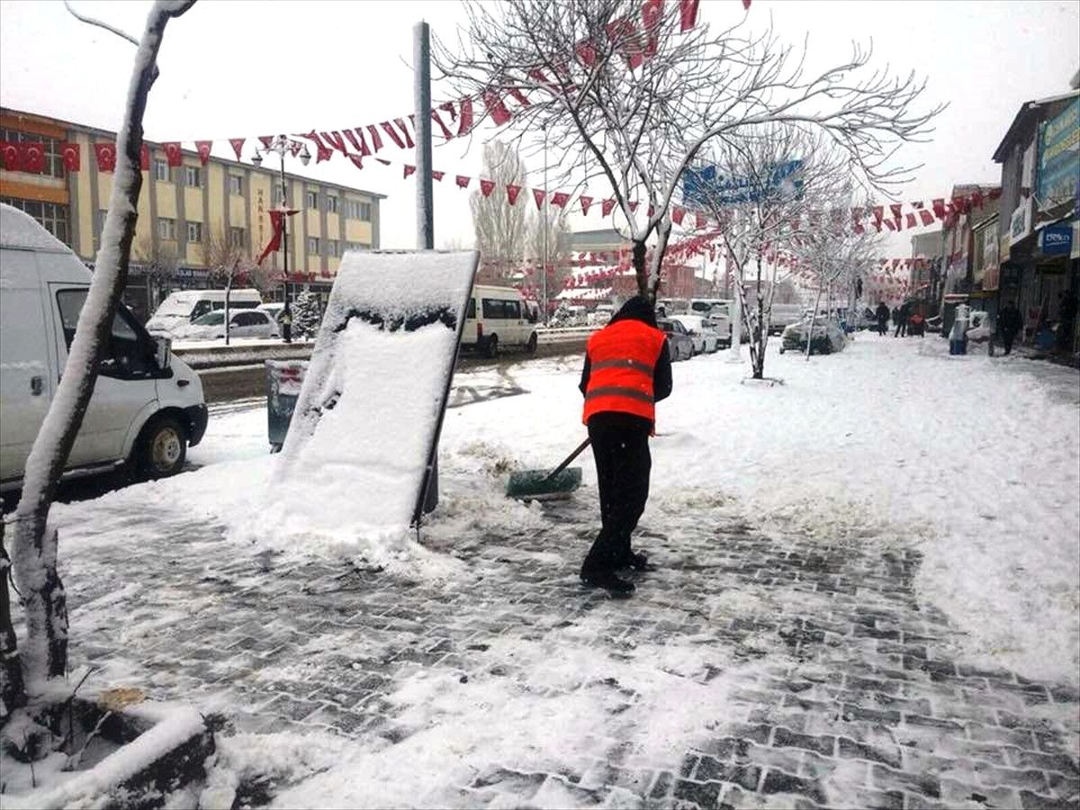 Çaldıran\'da Kar Yağışı