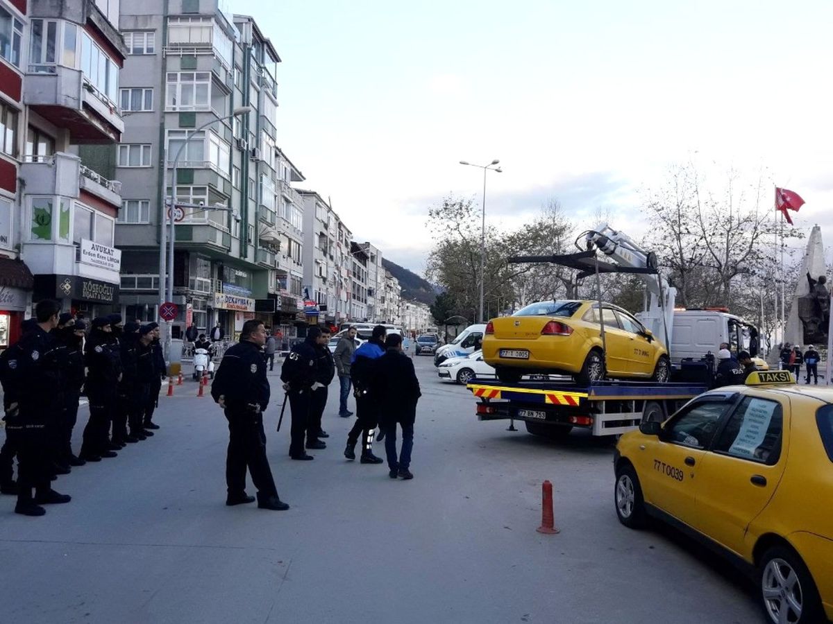 Çınarcık\'ta Taksiler Çekicilerle Kaldırıldı