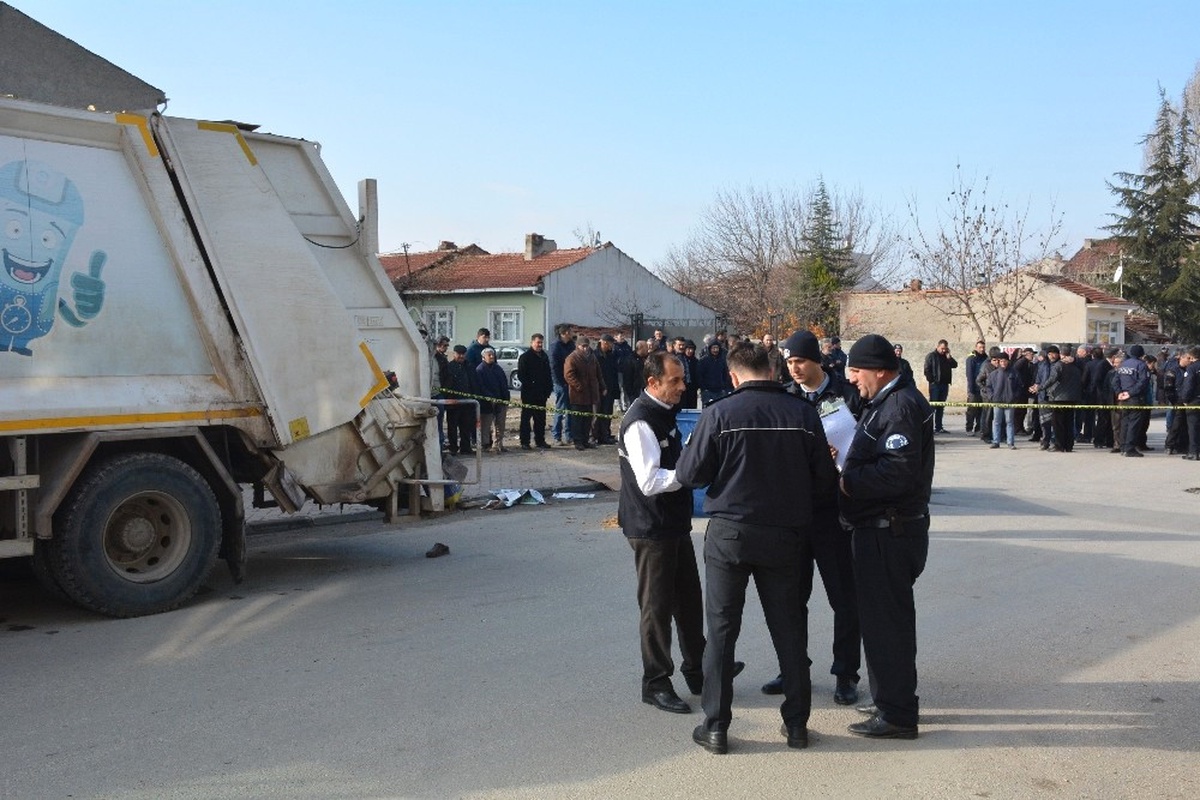 Çöp Atarken Kamyonun Altında Kalarak Hayatını Kaybetti