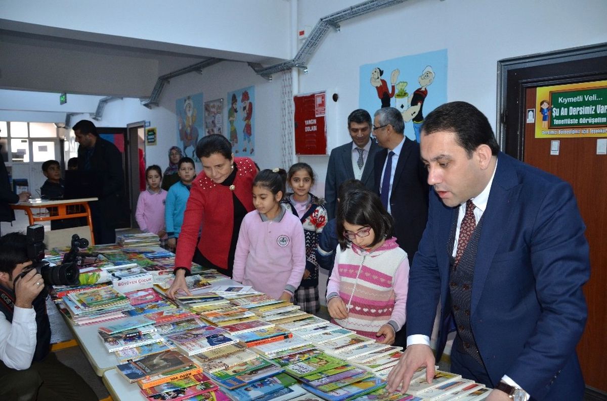 Darende\'de Kitaplar Çocukların Ayağına Gidiyor