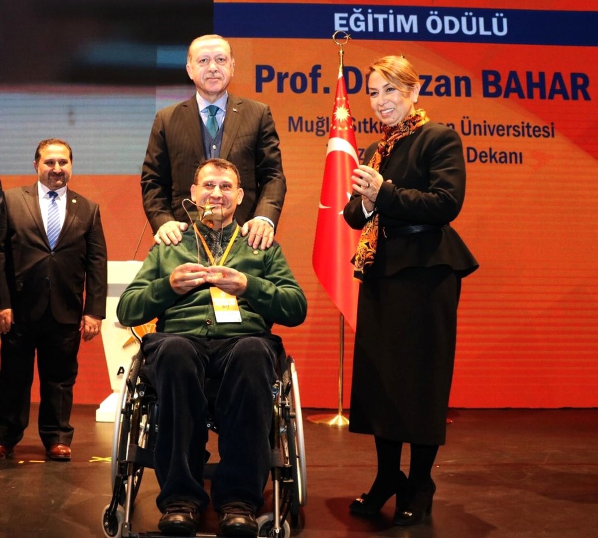 Dekan Bahar\'a Cumhurbaşkanından \'Engelleri Aşanlar-2017\' Ödülü