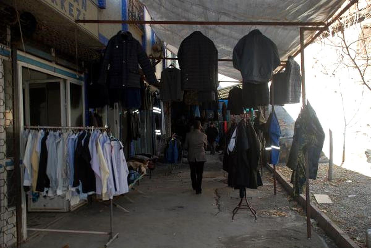 Elazığ\'da Ölen Kişilerin Elbiselerini Satan Mağazaya Büyük İlgi