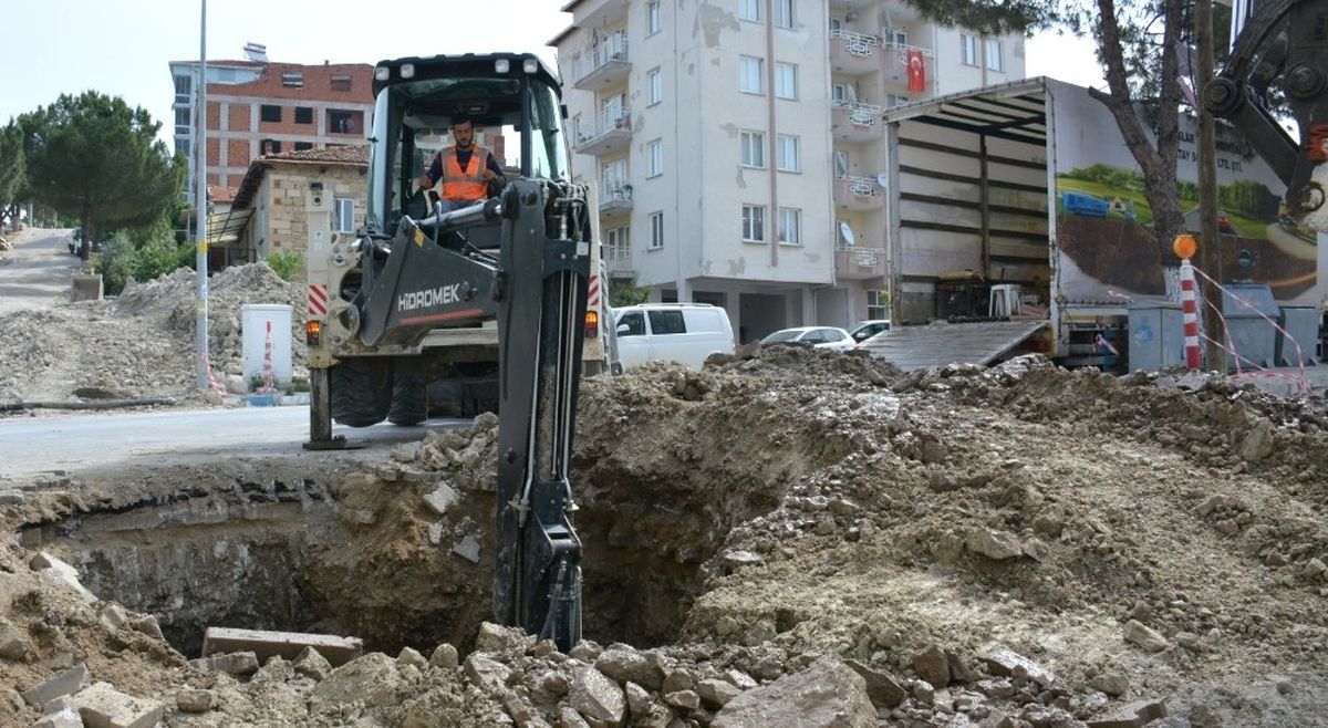 Gördes\'e 7 Buçuk Kilometrelik Yağmursuyu Hattı Döşeniyor
