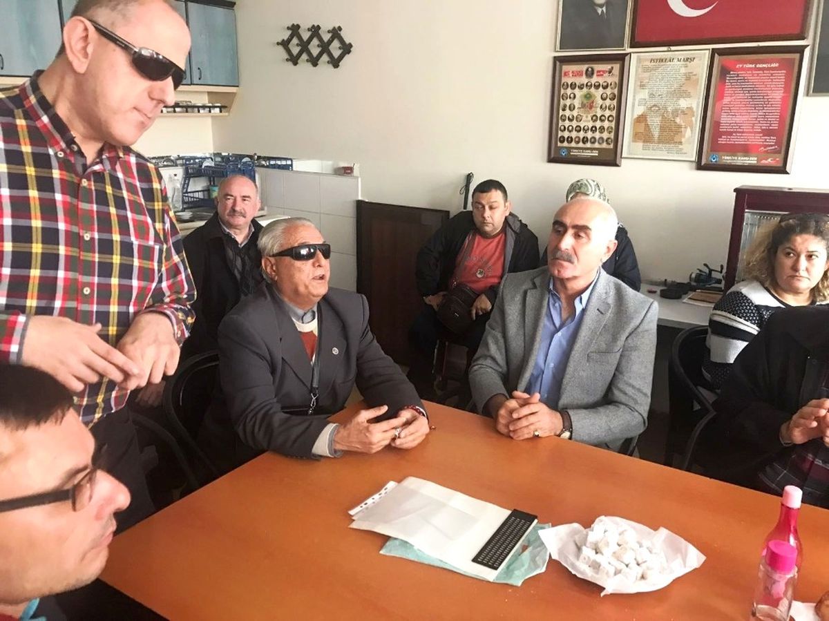 Görme Engellilere Baston ve Konuşan Saat