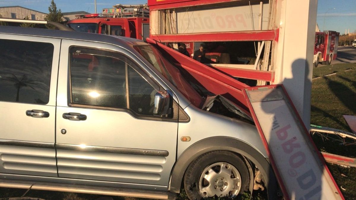 Hafif Ticari Araç Reklam Panosuna Çarptı: 5 Yaralı