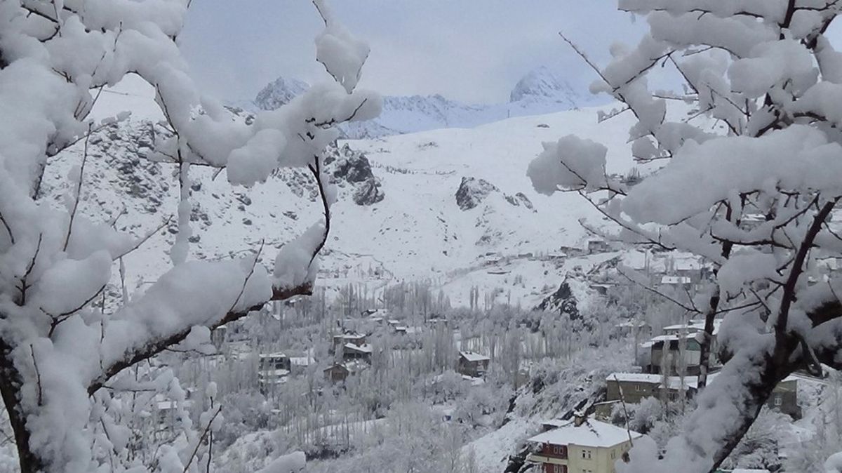 Hakkari\'de 22 Köy ile 17 Mezra Yolu Ulaşıma Kapandı