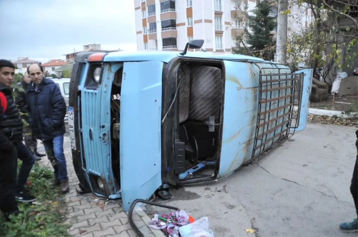 İki Aracın Çarpıştığı Kaza Maddi Hasarla Atlatıldı