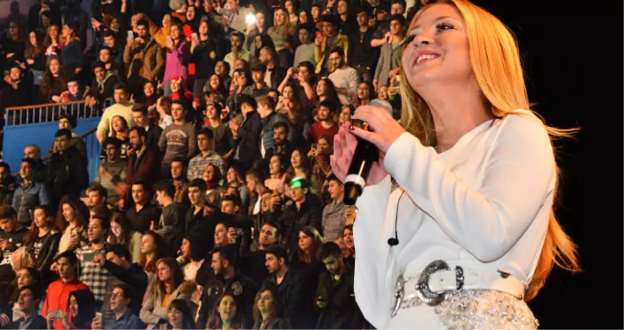 Karabüklü Hayranları Konsere Geç Kalan Ece Seçkin\'i Protesto Etti