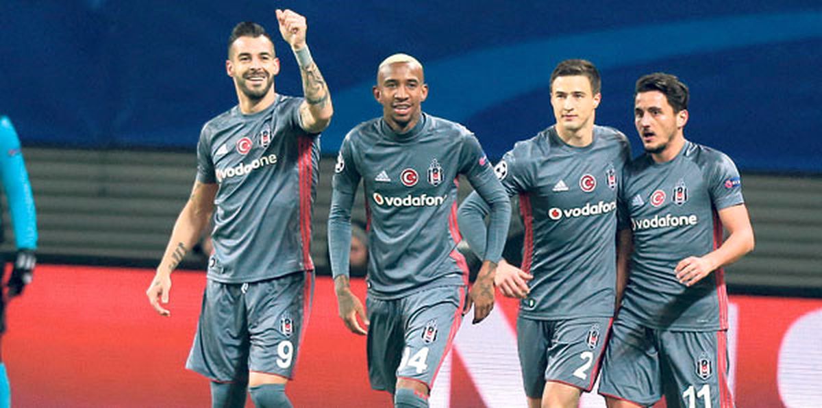 Kartallar Yüksekten Uçar