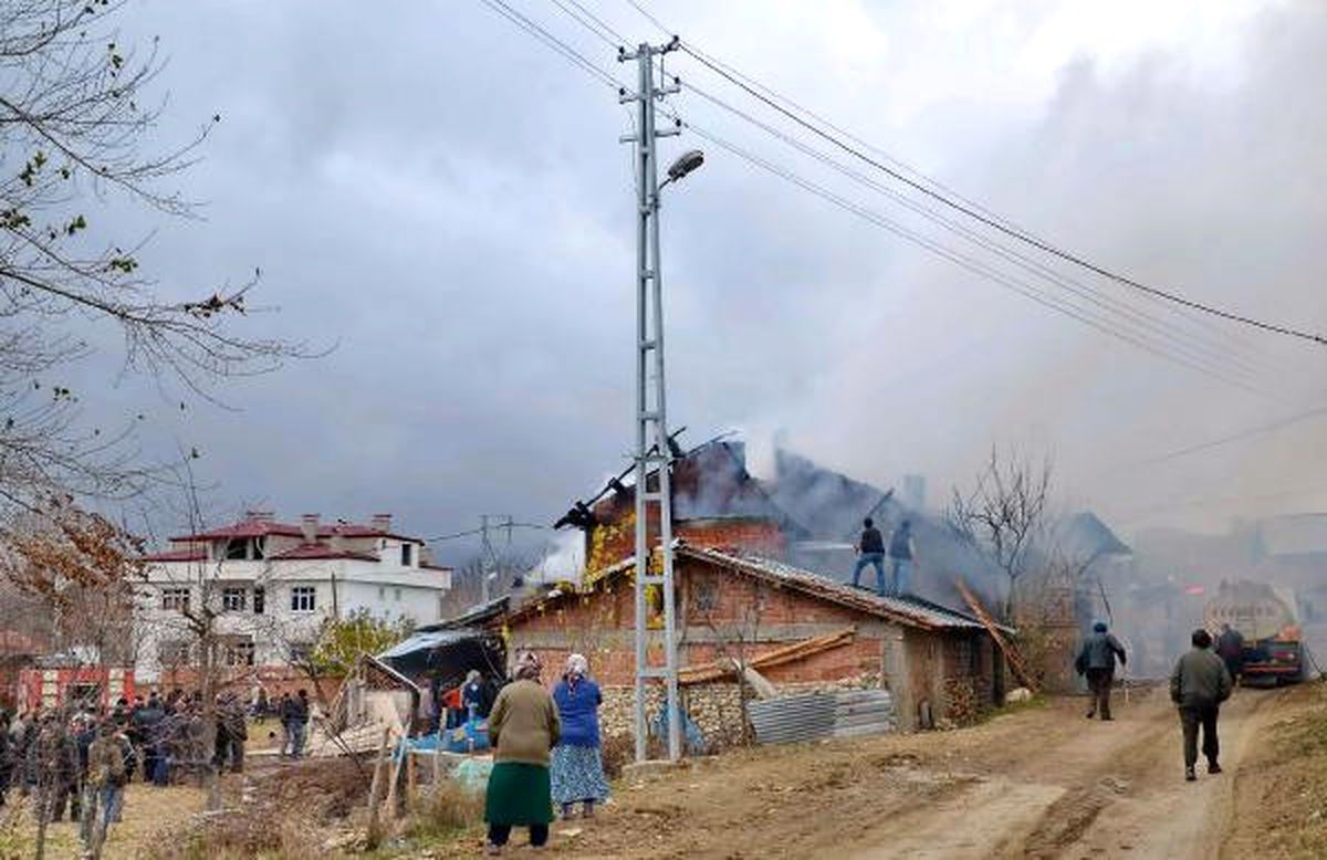 Kastamonu\'da 2 Katlı Ev ile Samanlık Yandı