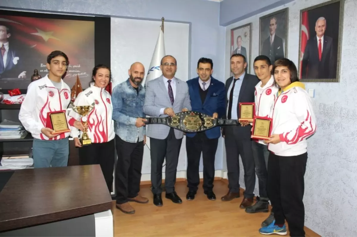 Milli Sporculara Plaket