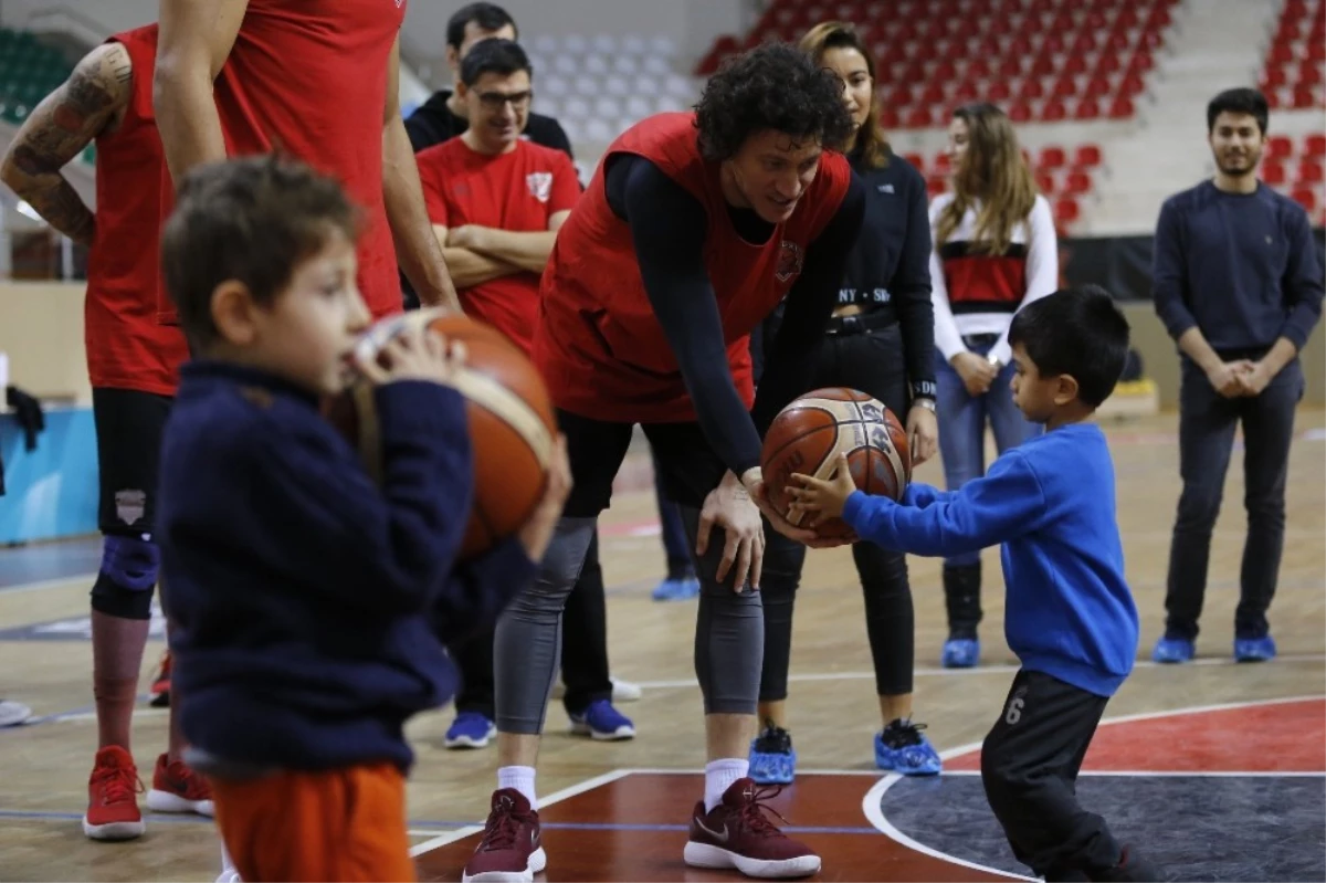 Minik Öğrencilerin Basketbolcularla Büyük Sevinci