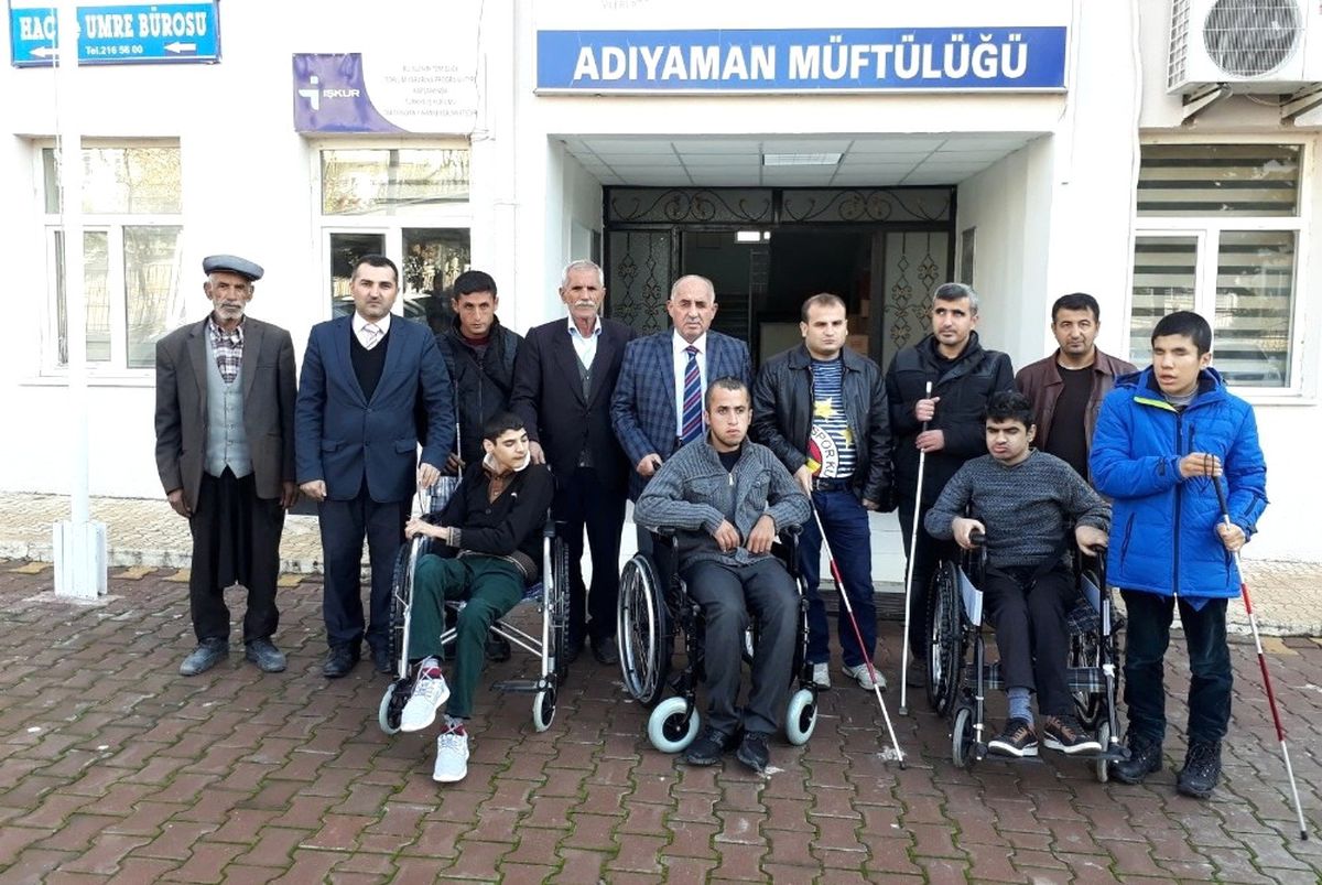Müftülük Engellilere Tekerlekli Sandalye ve Baston Hediye Etti