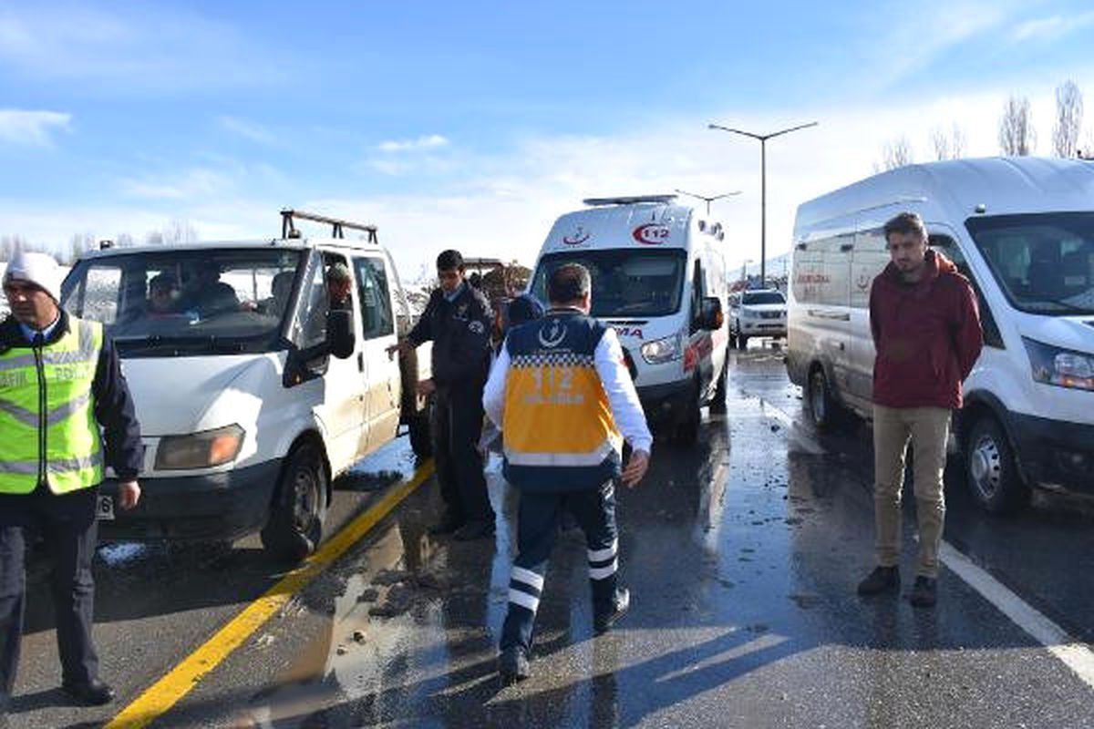 Muş\'ta Minibüsle Hafif Ticari Araç Çarpıştı: 1 Ölü, 3 Yaralı