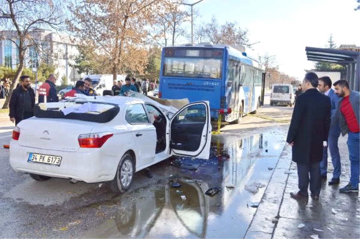 Otomobil Belediye Otobüsüne Çarptı: 7 Yaralı