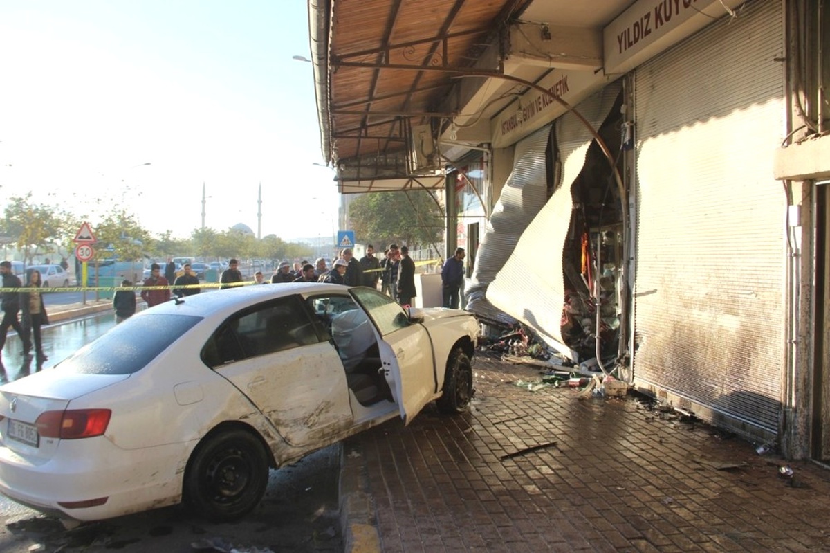 Otomobil Okula Giden Öğrencilerin Arasına Daldı: 1 Ölü, 1 Yaralı