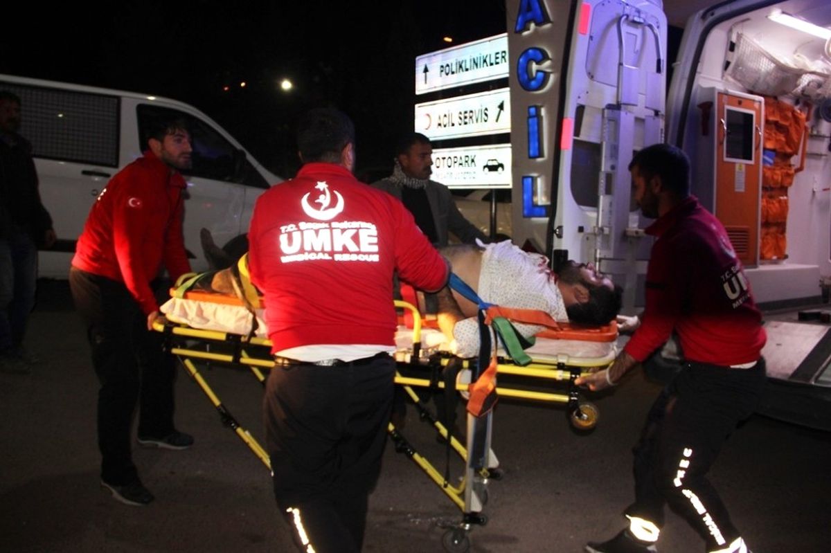 Otomobil Refüje Çıktı: 1 Yaralı