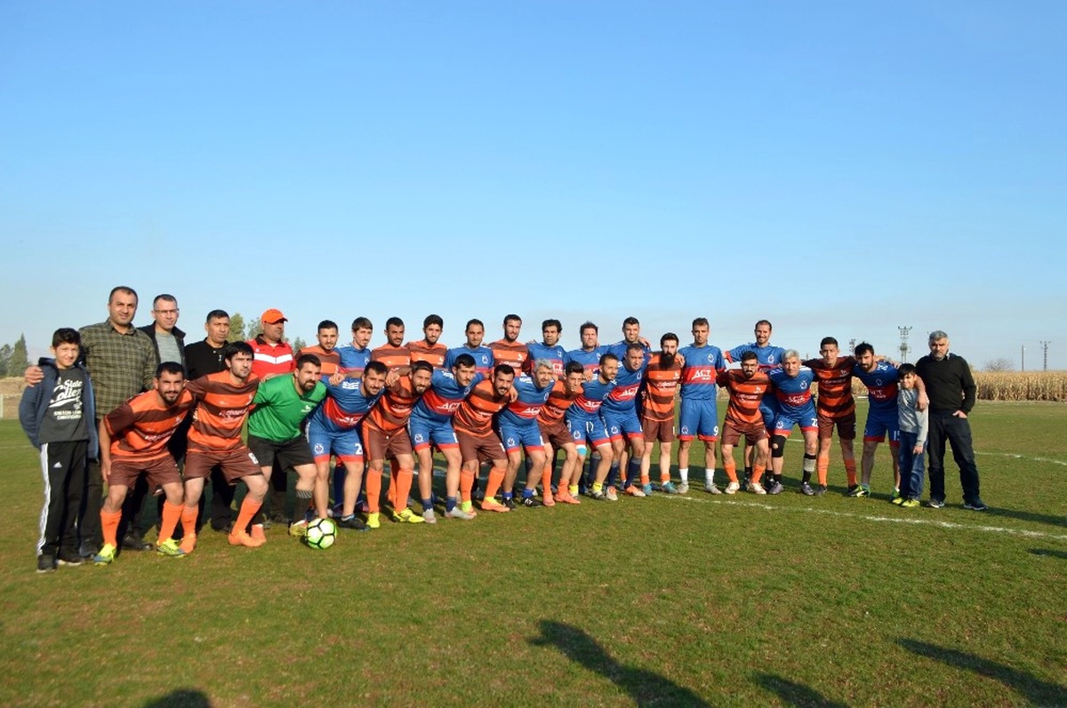 Köylüler, Mısır Tarlasını Futbol Sahasına Dönüştürdü